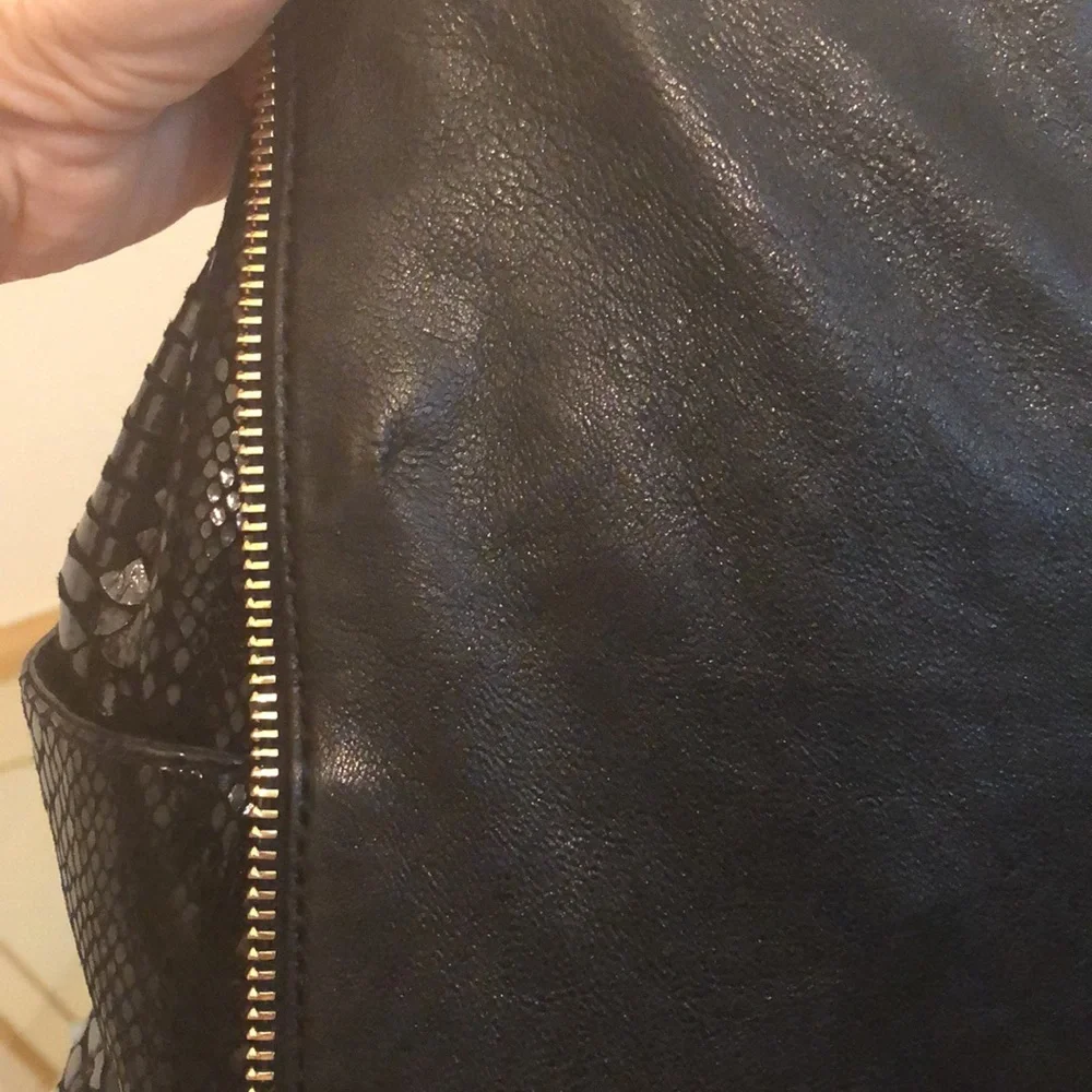 MICHAEL KORS NEWMAN python embossed bag BLACK